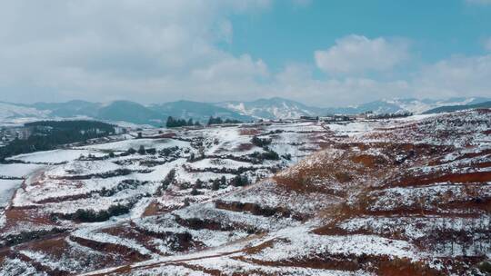 4k航拍冬天残雪下的土地和村庄