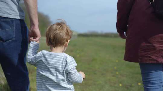 一家人草地散步温馨甜蜜浪漫的手牵手