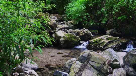 山间石头流水山泉水