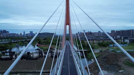 天府绿道骑行环球中心锦城湖公园穿桥后飞视频素材模板下载