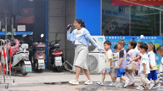 老师带幼儿园小朋友过马路视频素材模板下载