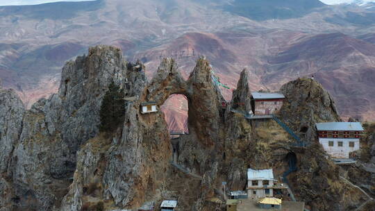 丁青县怪石嶙峋的孜珠山航拍视频