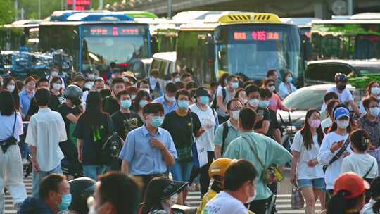 北京傍晚下班高峰路口匆匆赶路的上班族人流