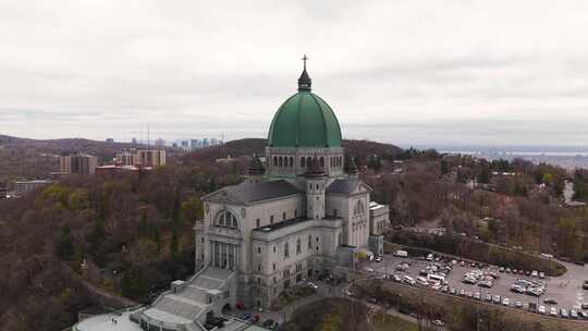 无人机接近魁北克蒙特利尔罗马天主教小教堂