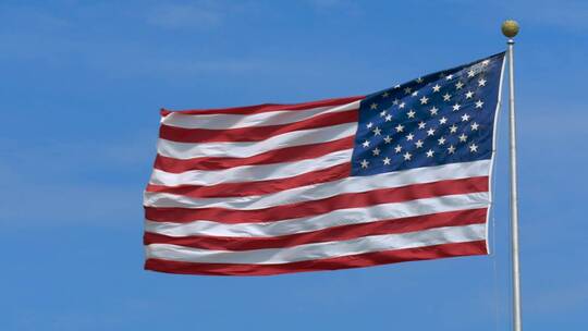 美国国旗在狂风中飘扬