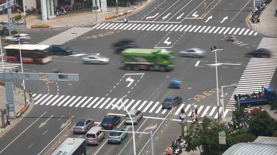 高角度鸟瞰车来车往的十字路口