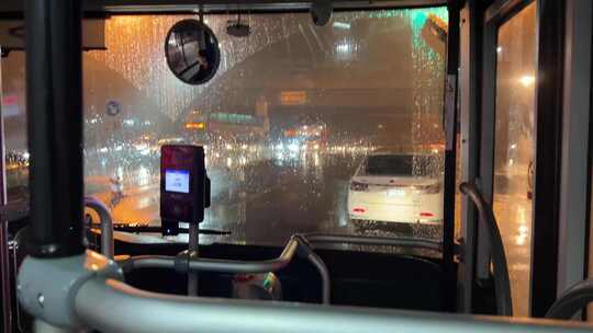 下雨雨天行驶的公交车雨天夜晚坐公交大公共