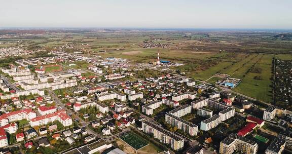 波兰北部，农村小村庄的鸟瞰图，有公寓住宅