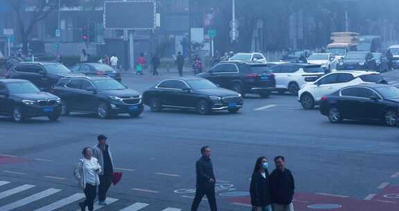 雾霾天气城市交通车辆行驶