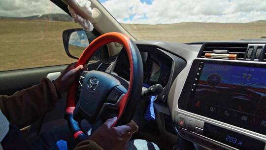 车辆行驶在西藏无人区