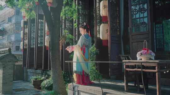 古装女子庭院前优雅站立