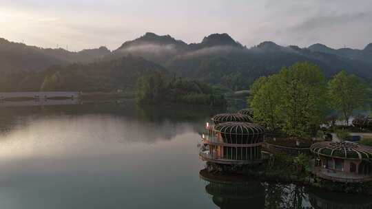 自然湖景民宿