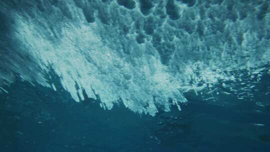 海底拍摄海浪袭来