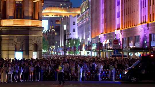 南京路步行街人潮涌动的繁华夜景