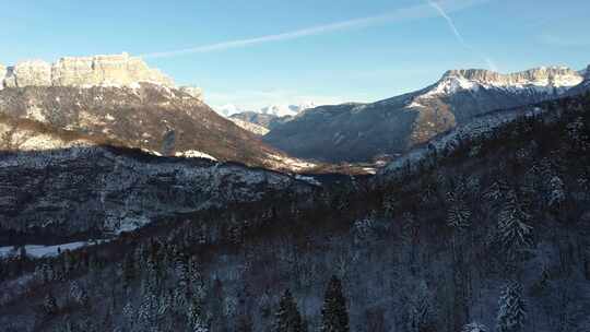 法国阿尔卑斯山的雪谷