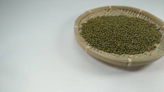 白底滑轨绿豆豆子健康食材视频素材模板下载