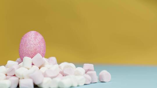 棉花糖围绕的粉色彩蛋旋转镜头