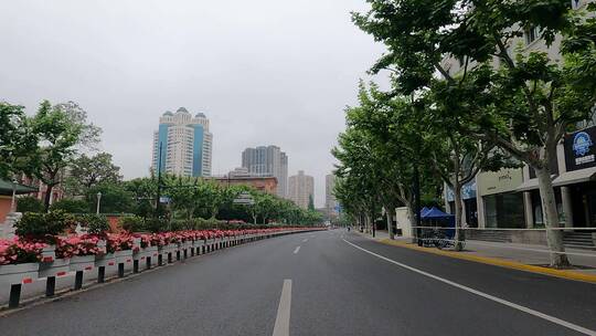 上海封城中的现代阴天环境路况
