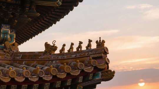 古建筑屋檐脊兽夕阳景象