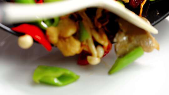 一家人喝菌汤云南菌菇炖汤吃菌菇喝菌汤