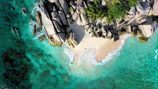 4K-海浪拍打沙滩-沙滩上画的心形