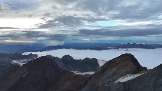 航拍四川岷山山脉群山云海风光