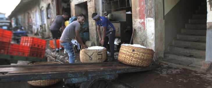 男士，食品市场，柳条篮，冰