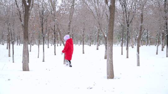 冬天在公园雪地里奔跑的中国女孩形象