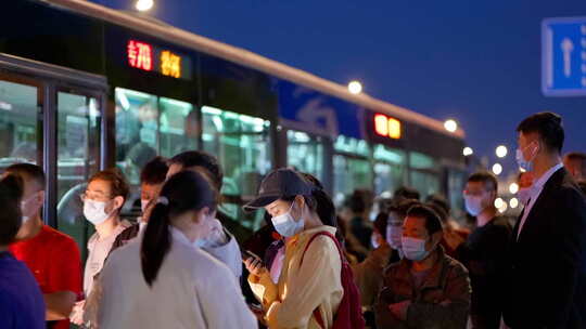 昌平区沙河夜晚公交站等车的人群