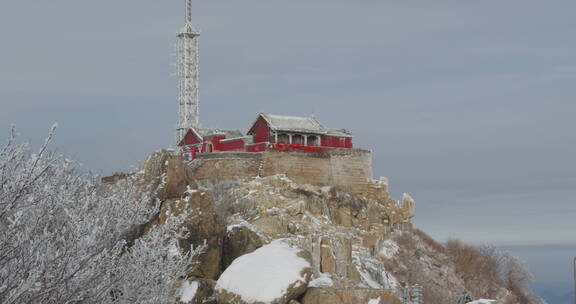 山东泰山风景区雪景下雪