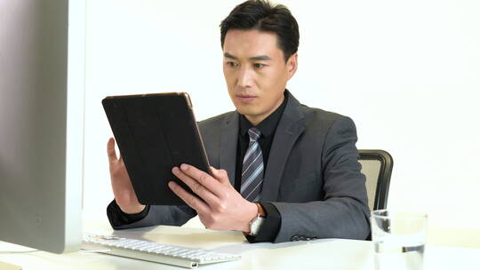 商务男士使用平板电脑视频素材模板下载