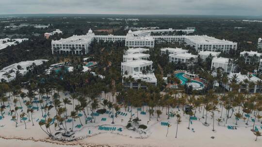 无人机拍摄的海滨酒店和度假村