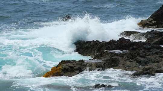 海浪拍打岸边礁石 升格拍摄