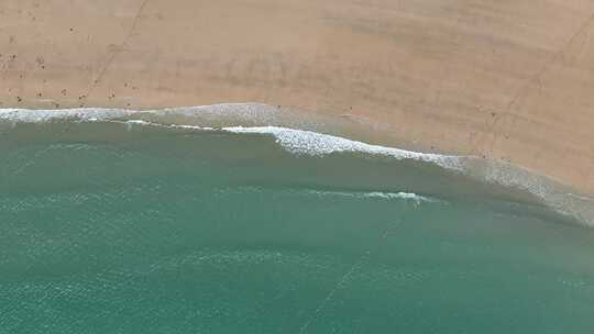 俯拍沙滩海浪视频素材模板下载