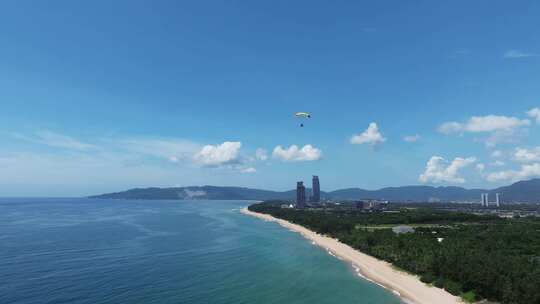 航拍蓝天白云动力伞三亚海棠湾海岸线飞行视频素材模板下载