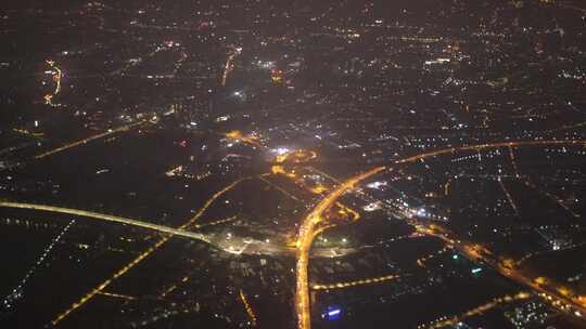 客机视角航拍城市夜景