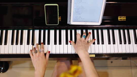 画着指甲的女人手弹钢琴