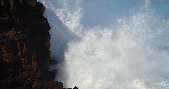 海浪打到岩石上