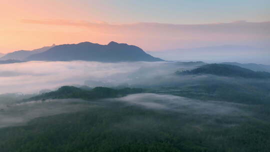 清晨云雾青山