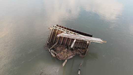 伊恩飓风过后，无人驾驶飞机在波利岛破碎码头的轨道上拍摄。