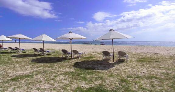 航拍海边沙滩椅太阳伞度假时光