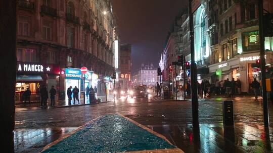 雨夜街上的行人视频素材模板下载