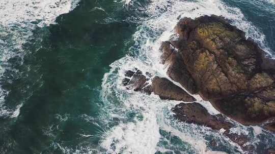 海浪撞击一个大岩石层