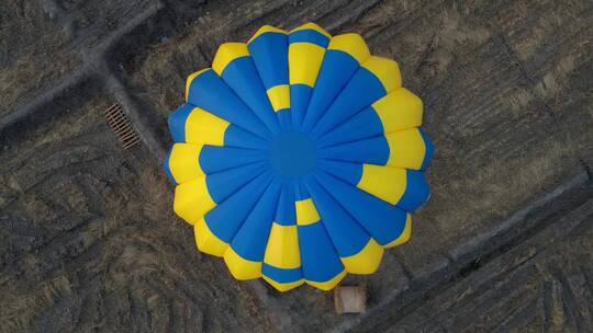 航拍太原稻田公园热气球群垂直上升