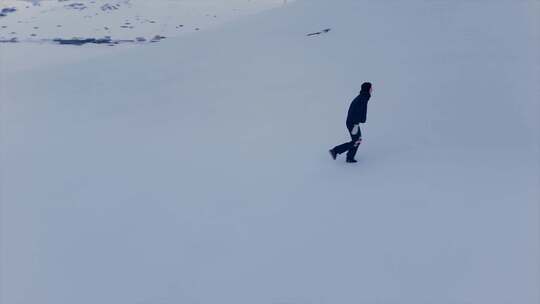 一个人在雪原雪地中行走