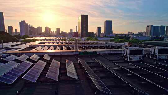 城市日出屋顶太阳能板光伏