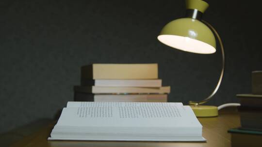 桌子上的台灯和书籍的特写镜头视频素材模板下载