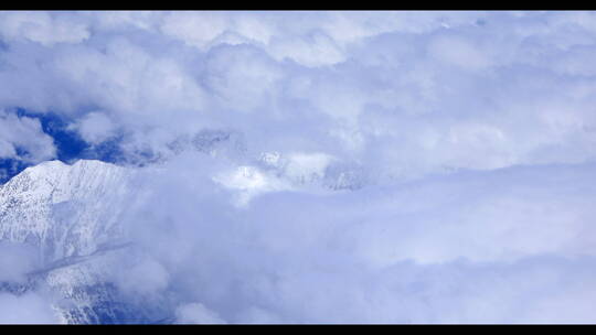 航拍飞机在雪山上空飞行