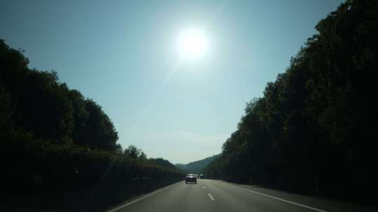 阳光公路行驶沿途风景风光高速公路第一视角