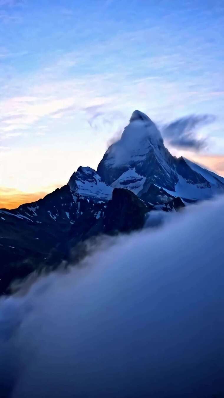 雪山日出云海景观